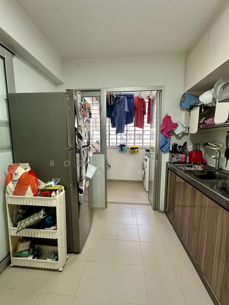 812B Choa Chu Kang Avenue 7 HDB Flat For Sale at S$ 768,000 | PropertyGuru Singapore - Kitchen