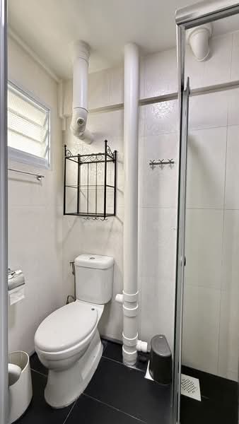 710 Ang Mo Kio Avenue 8, 710 Ang Mo Kio Avenue 8, 3 Bedrooms, 1,302 sqft, HDB Flat For Rent, by Evon Tan, 500061312 - Bathroom - PropertyGuru.com.sg