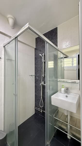 710 Ang Mo Kio Avenue 8, 710 Ang Mo Kio Avenue 8, 3 Bedrooms, 1,302 sqft, HDB Flat For Rent, by Evon Tan, 500061312 - Bathroom - PropertyGuru.com.sg