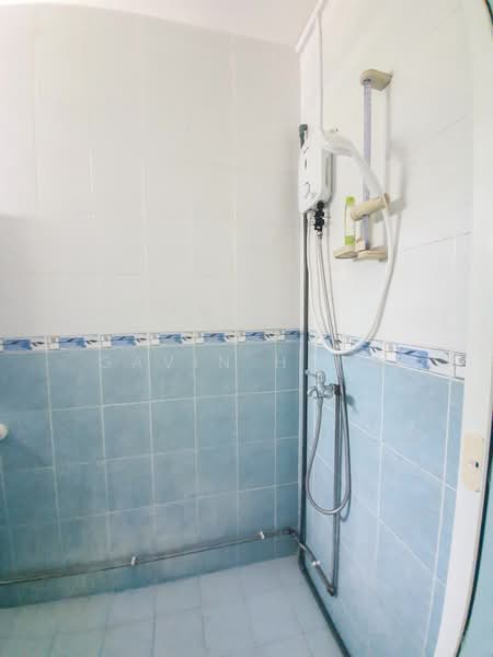 559 Jurong West Street 42 HDB Flat For Sale at S$ 708,000 | PropertyGuru Singapore - Bathroom