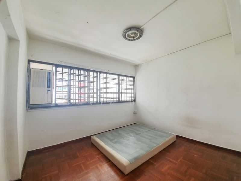 559 Jurong West Street 42 HDB Flat For Sale at S$ 708,000 | PropertyGuru Singapore - Bedroom