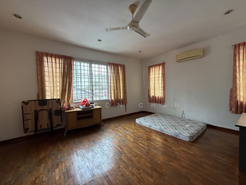 3 Storey Detached Bungalow Near MRT Detached House For Sale at S$ 7,000,000 | PropertyGuru Singapore - Junior Master Bedroom