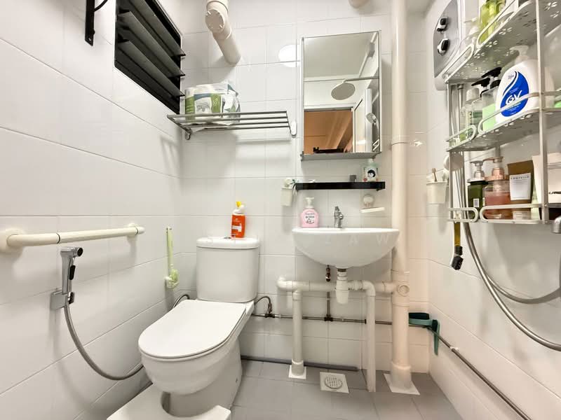 542 Bedok North Street 3, 542 Bedok North Street 3, 3 Bedrooms, 1,001 sqft, HDB Flat For Sale, by Justin Zaw, 500061343 - Bathroom - PropertyGuru.com.sg