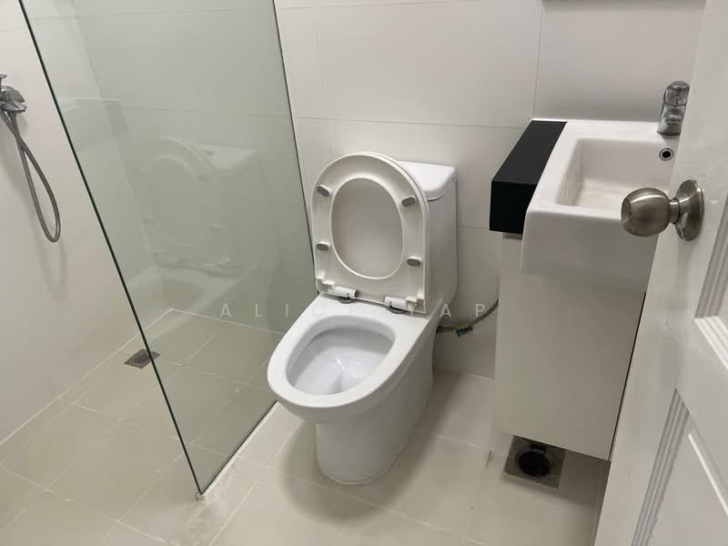 82 Yuk Tong Avenue, 82 Yuk Tong Ave, 4 Bedrooms, 2,906 sqft, Corner Terrace For Rent, by Alice Yap, 500061356 - Bathroom - PropertyGuru.com.sg