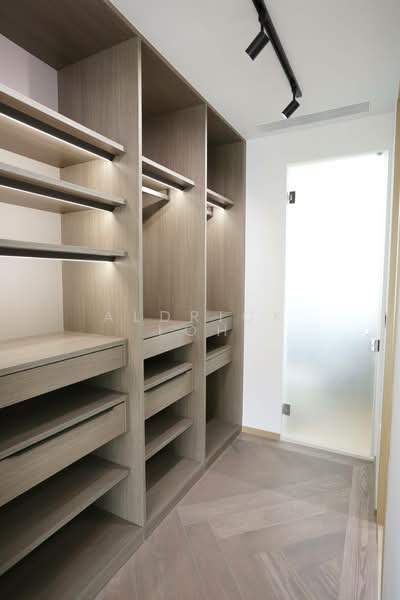 Klimt Cairnhill, 71 Cairnhill Road, 4 Bedrooms, 2,056 sqft, Condominium For Rent, by Aldrick Loh, 500061367 - Master Bedroom Wardrobe - PropertyGuru.com.sg