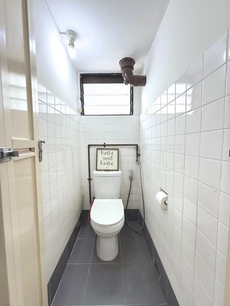 112 Lorong 1 Toa Payoh HDB Flat For Sale at S$ 378,000 | PropertyGuru Singapore - Bathroom