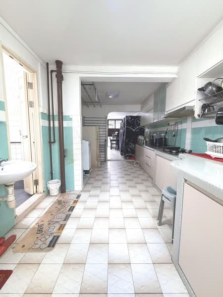 112 Lorong 1 Toa Payoh HDB Flat For Sale at S$ 378,000 | PropertyGuru Singapore - Kitchen