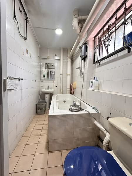 635 Choa Chu Kang North 6, 635 Choa Chu Kang North 6, 4 Bedrooms, 1,528 sqft, HDB Flat For Sale, by Chiew Jie Yi, 500061385 - Bathroom - PropertyGuru.com.sg