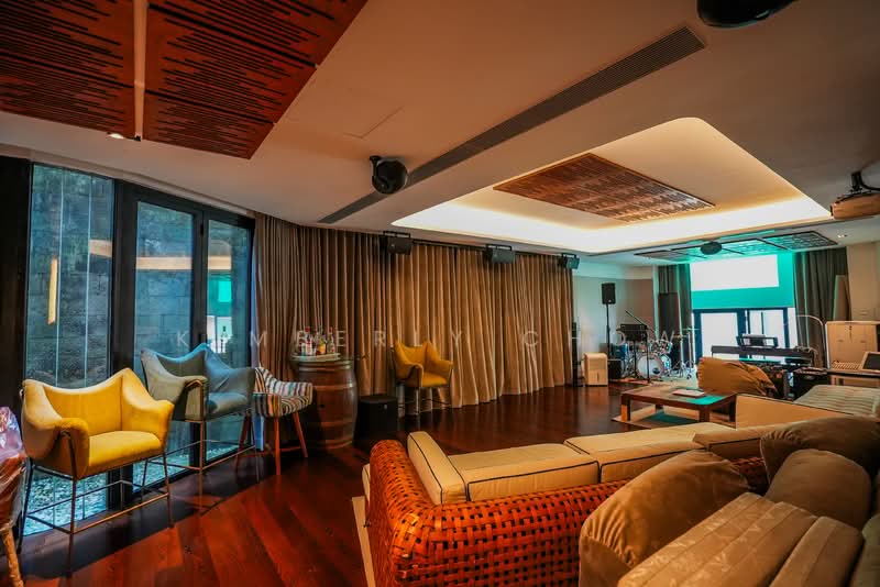 Detached Home with Stunning Views In Binjai Vinicity Detached House For Sale at S$ 13,800,000 | PropertyGuru Singapore - Living Room