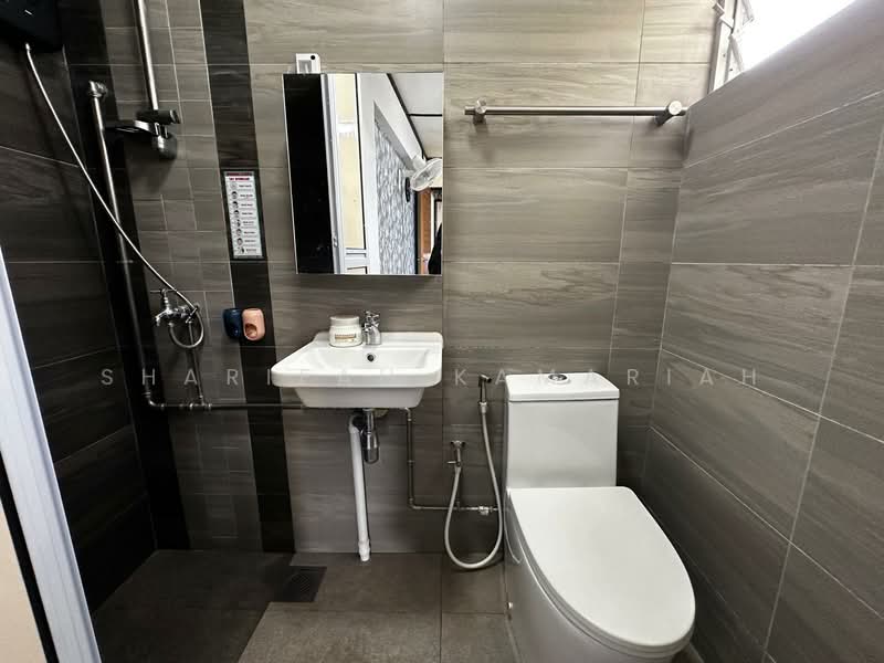 433 Tampines Street 43 HDB Flat For Sale at S$ 499,000 | PropertyGuru Singapore - Bathroom