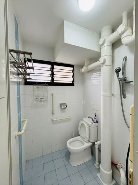 381 Clementi Avenue 5, 381 Clementi Avenue 5, 3 Bedrooms, 1,011 sqft, HDB Flat For Rent, by Ally Chin, 500061415 - Bathroom - PropertyGuru.com.sg