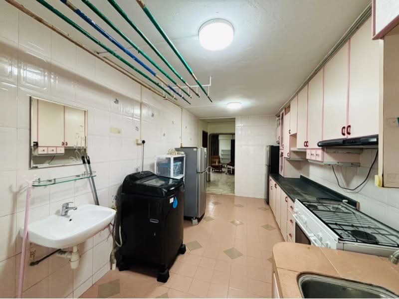 381 Clementi Avenue 5, 381 Clementi Avenue 5, 3 Bedrooms, 1,011 sqft, HDB Flat For Rent, by Ally Chin, 500061415 - Kitchen - PropertyGuru.com.sg