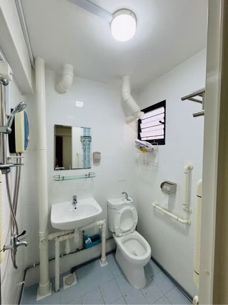 381 Clementi Avenue 5, 381 Clementi Avenue 5, 3 Bedrooms, 1,011 sqft, HDB Flat For Rent, by Ally Chin, 500061415 - Bathroom - PropertyGuru.com.sg