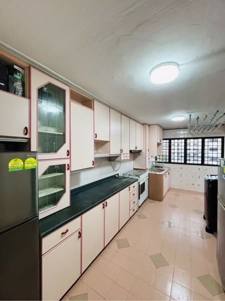 381 Clementi Avenue 5, 381 Clementi Avenue 5, 3 Bedrooms, 1,011 sqft, HDB Flat For Rent, by Ally Chin, 500061415 - Kitchen - PropertyGuru.com.sg