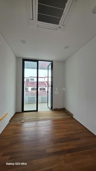 West Coast Road, , 4 Bedrooms, 2,442 sqft, Corner Terrace For Rent, by Karmen Seam, 500061429 - Balcony - PropertyGuru.com.sg