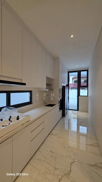 West Coast Road, , 4 Bedrooms, 2,442 sqft, Corner Terrace For Rent, by Karmen Seam, 500061429 - Kitchen - PropertyGuru.com.sg