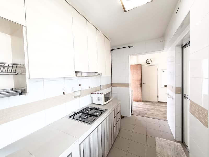 448B Sengkang West Way HDB Flat For Sale at S$ 388,000 | PropertyGuru Singapore - Kitchen