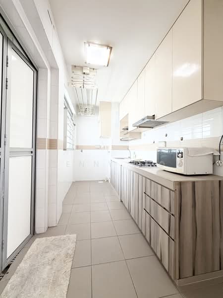 448B Sengkang West Way HDB Flat For Sale at S$ 388,000 | PropertyGuru Singapore - Kitchen