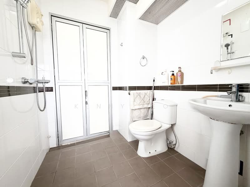 448B Sengkang West Way HDB Flat For Sale at S$ 388,000 | PropertyGuru Singapore - Bathroom