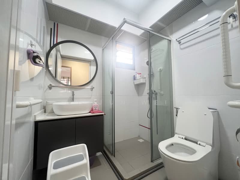 467B Bukit Batok West Avenue 9 HDB Flat For Sale at S$ 800,000 | PropertyGuru Singapore - Bathroom