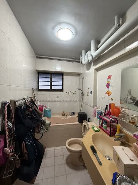 526 Woodlands Drive 14 HDB Flat For Sale at S$ 570,000 | PropertyGuru Singapore - Bathroom