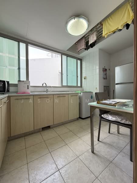 Bishan Point Condominium For Sale at S$ 1,780,000 | PropertyGuru Singapore - Kitchen