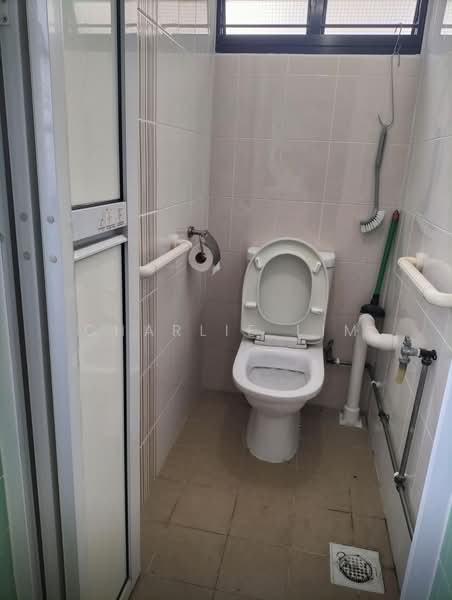 74 Bedok North Road HDB Flat For Sale at S$ 400,000 | PropertyGuru Singapore - Bathroom