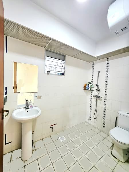 443C Fajar Road HDB Flat For Sale at S$ 708,000 | PropertyGuru Singapore - Common Bathroom