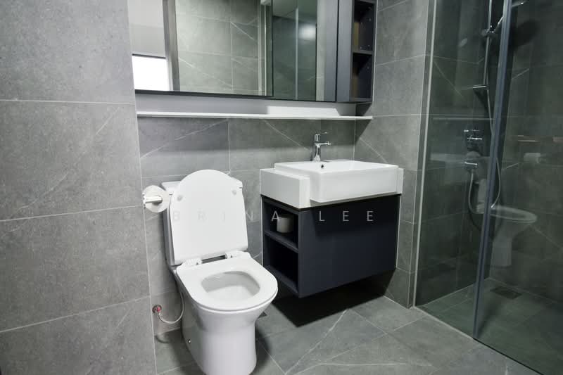 Riverfront Residences Condominium For Sale at S$ 1,150,000 | PropertyGuru Singapore - Bathroom