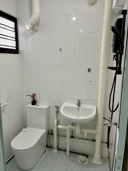 156 Ang Mo Kio Avenue 4, 156 Ang Mo Kio Avenue 4, Room Rental, 150 sqft, HDB Flat For Rent, by Landon Chian (钱德森), 500061533 - Bathroom - PropertyGuru.com.sg