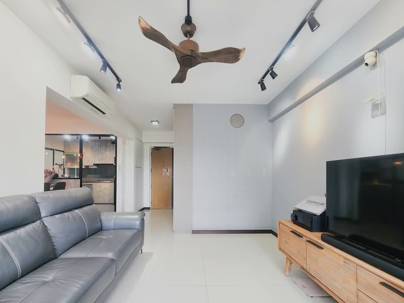 684D Edgedale Plains HDB Flat For Sale at S$ 738,000 | PropertyGuru Singapore - Living Room