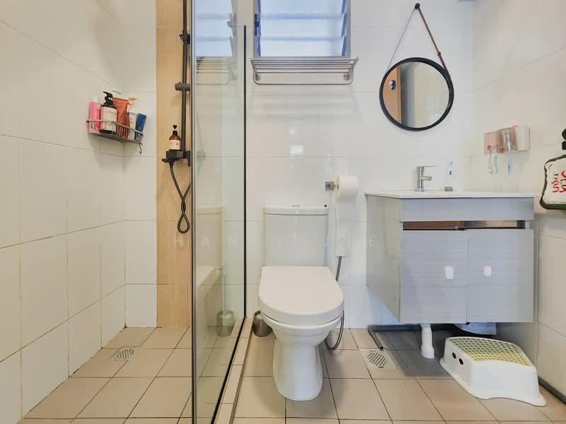 684D Edgedale Plains HDB Flat For Sale at S$ 738,000 | PropertyGuru Singapore - Bathroom