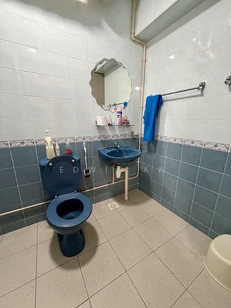 302A Anchorvale Link HDB Flat For Sale at S$ 730,000 | PropertyGuru Singapore - Bathroom