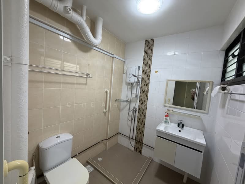461 Jurong West Street 41 HDB Flat For Sale at S$ 580,000 | PropertyGuru Singapore - Master Bathroom