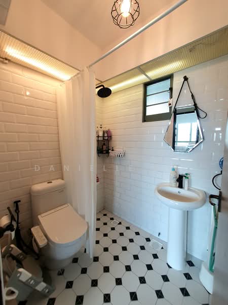 676D Punggol Drive, 676D Punggol Drive, 3 Bedrooms, 1,001 sqft, HDB Flat For Sale, by Danielle Loh, 500061638 - Bathroom - PropertyGuru.com.sg