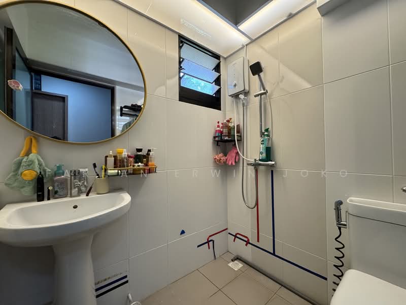 464A Bukit Batok West Avenue 8, 464A Bukit Batok West Avenue 8, 3 Bedrooms, 1,216 sqft, HDB Flat For Sale, by Farhan Erwin Joko, 500061724 - Bathroom - PropertyGuru.com.sg