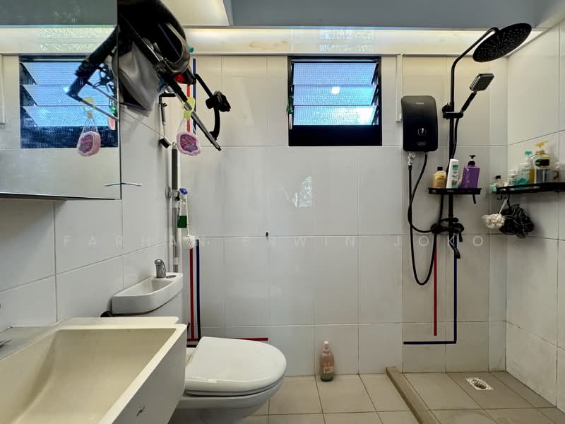 464A Bukit Batok West Avenue 8, 464A Bukit Batok West Avenue 8, 3 Bedrooms, 1,216 sqft, HDB Flat For Sale, by Farhan Erwin Joko, 500061724 - Bathroom - PropertyGuru.com.sg