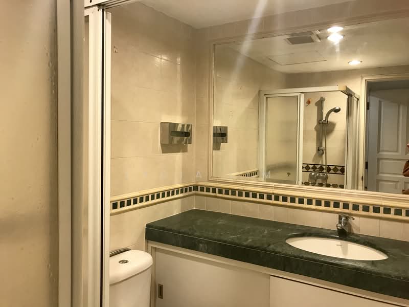International Plaza Condominium For Sale at S$ 1,528,000 | PropertyGuru Singapore - Bathroom