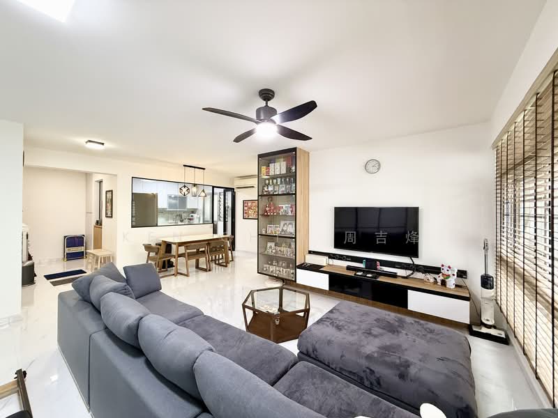 810B Choa Chu Kang Avenue 7 HDB Flat For Sale at S$ 768,000 | PropertyGuru Singapore - Living Room