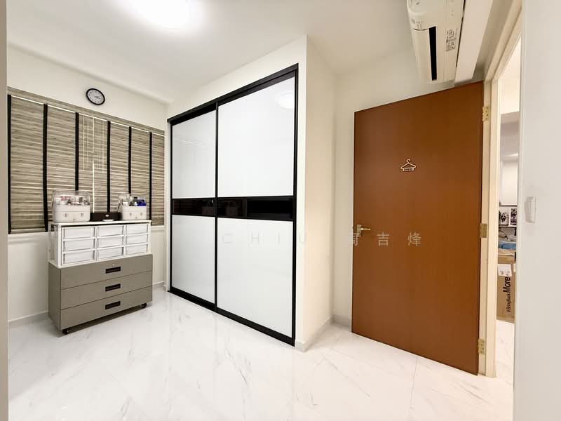 810B Choa Chu Kang Avenue 7 HDB Flat For Sale at S$ 768,000 | PropertyGuru Singapore - Connected room with own door & aircon