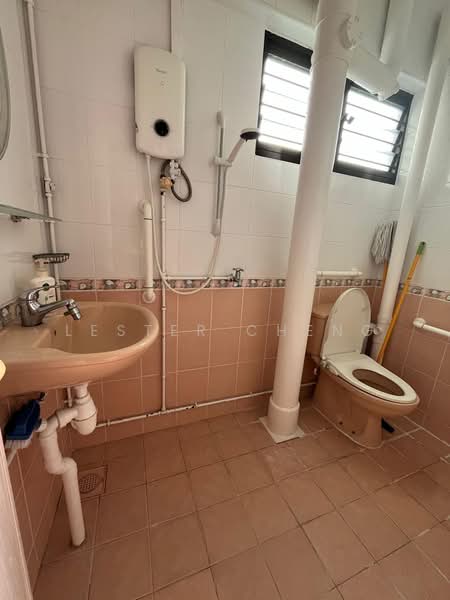 204 Jurong East Street 21 HDB Flat For Sale at S$ 745,000 | PropertyGuru Singapore - Bathroom
