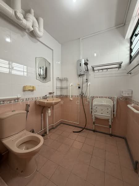 204 Jurong East Street 21, 204 Jurong East Street 21, 3 Bedrooms, 1,323 sqft, HDB Flat For Sale, by Lester Cheng, 500061775 - Bathroom - PropertyGuru.com.sg