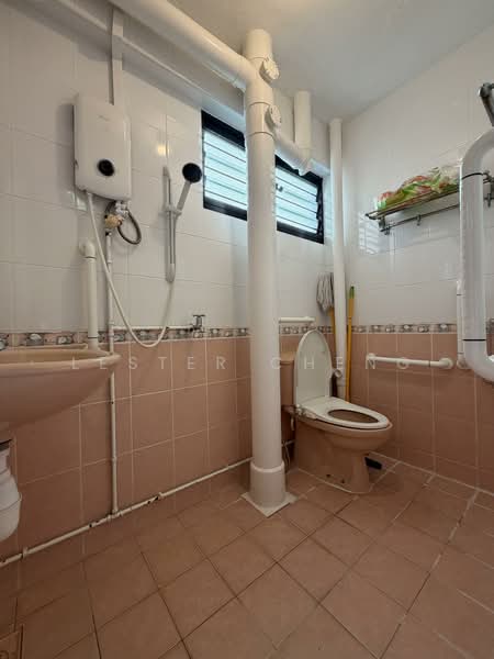 204 Jurong East Street 21, 204 Jurong East Street 21, 3 Bedrooms, 1,323 sqft, HDB Flat For Sale, by Lester Cheng, 500061775 - Bathroom - PropertyGuru.com.sg