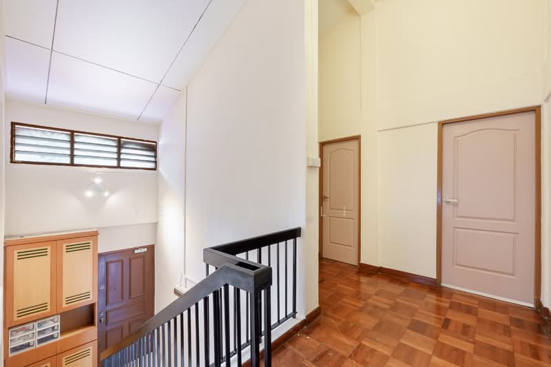 111 Hougang Avenue 1 HDB Flat For Sale at S$ 1,028,000 | PropertyGuru Singapore - Corridor