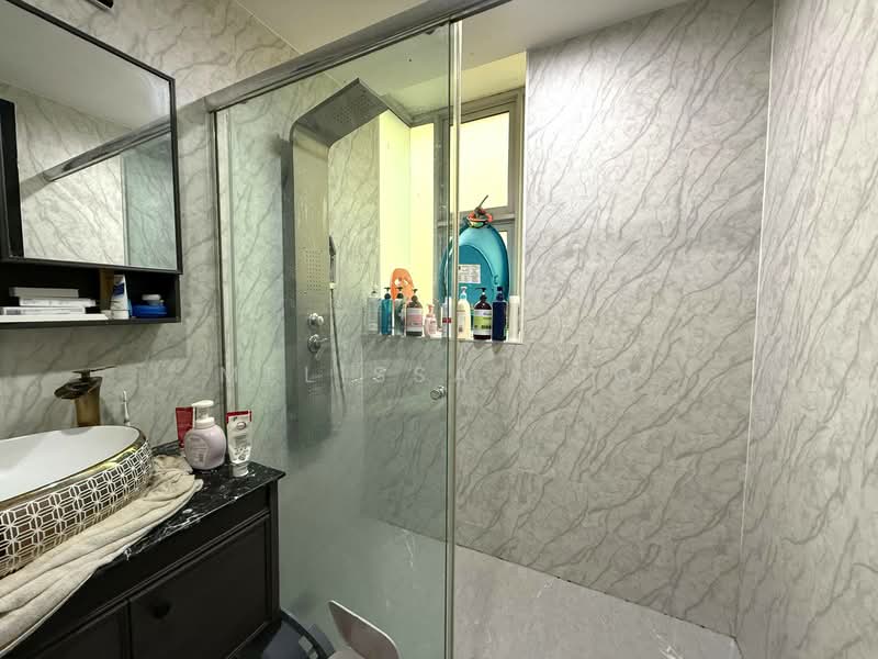 Park Green Condominium For Sale at S$ 1,400,000 | PropertyGuru Singapore - Master Bathroom