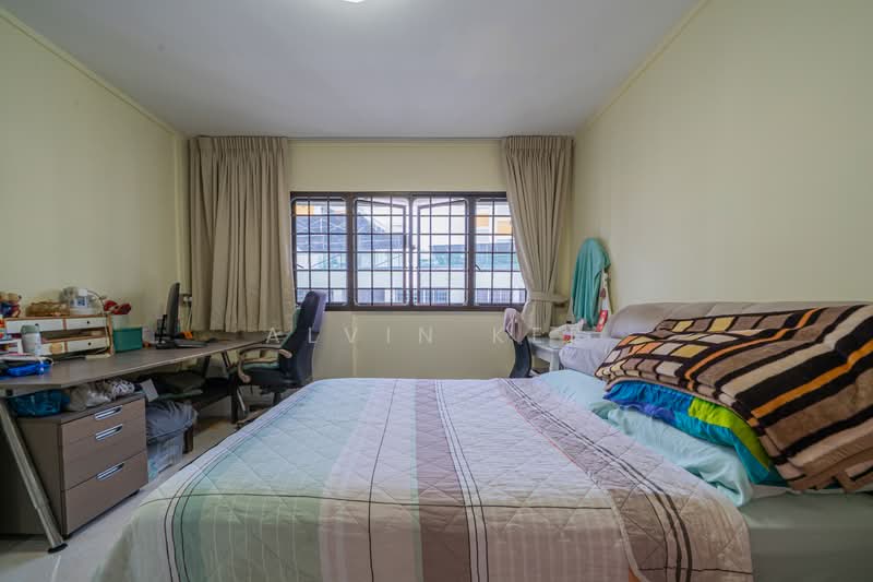 221 Bukit Batok East Avenue 3 HDB Flat For Sale at S$ 838,914 | PropertyGuru Singapore - Bedroom