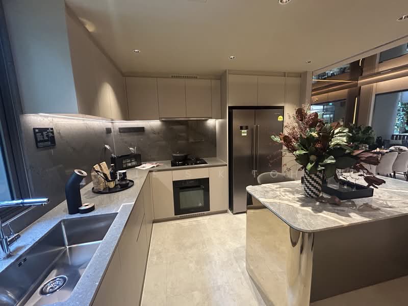 ⭐⭐ River Modern , NEW Condo, LINK to Great World MRT Condominium For Sale at S$ 2,295,000 | PropertyGuru Singapore - Kitchen