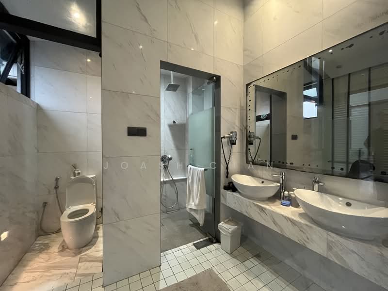 ✅ Undervalued Terrace @ Hillview, Renovated by ID Owner w Lift Provision! Terraced House For Sale at S$ 5,700,000 | PropertyGuru Singapore - Bathroom