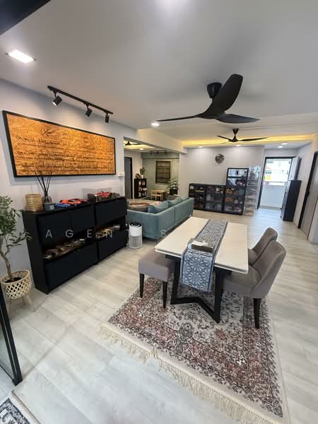 829 Jurong West Street 81 HDB Flat For Sale at S$ 820,000 | PropertyGuru Singapore - Living Room