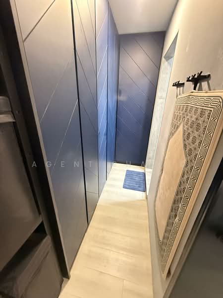 829 Jurong West Street 81 HDB Flat For Sale at S$ 820,000 | PropertyGuru Singapore - Walk in Wardrobe